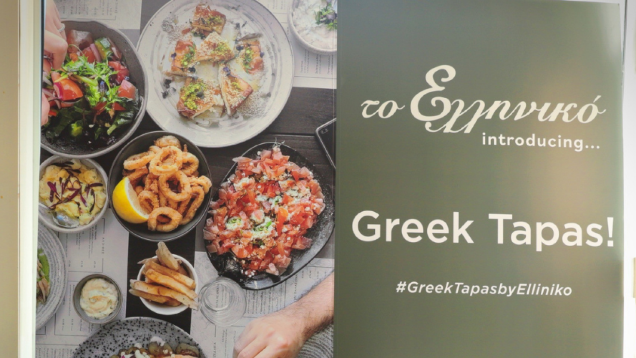 Η παρέα απολαμβάνει Greek Tapas by Elliniko