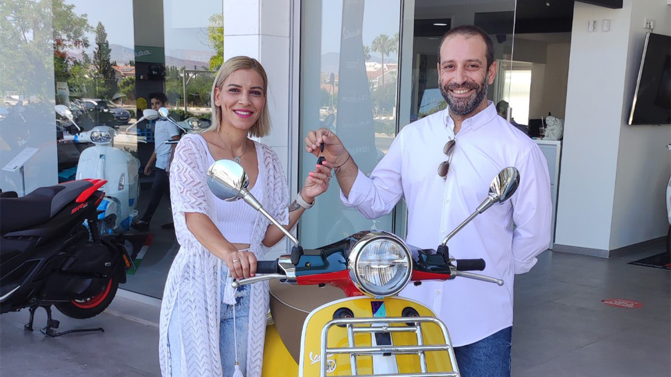 Πήρε τη Vespa, τον Costa Coffee της και… άρχισε τις βόλτες