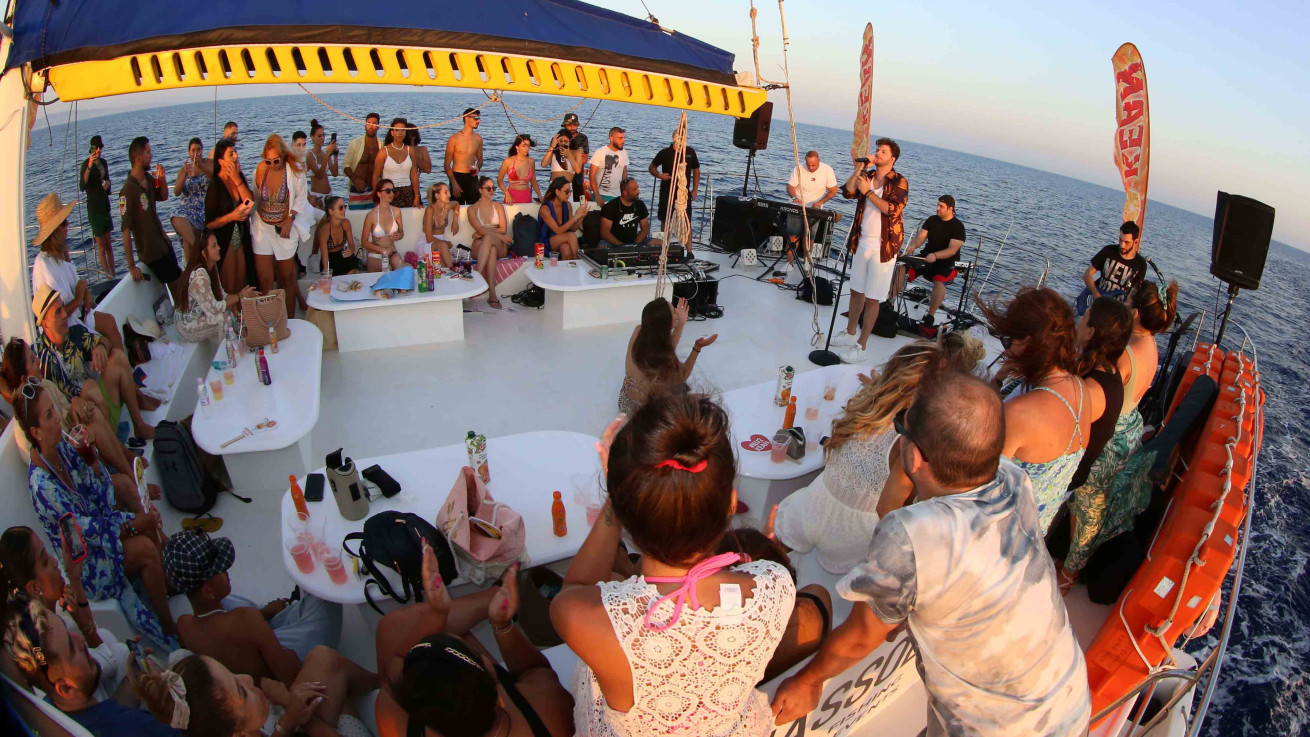 Η ΚΕΑΝ τάραξε τα νερά με το απόλυτο boat party του φετινού καλοκαιριού