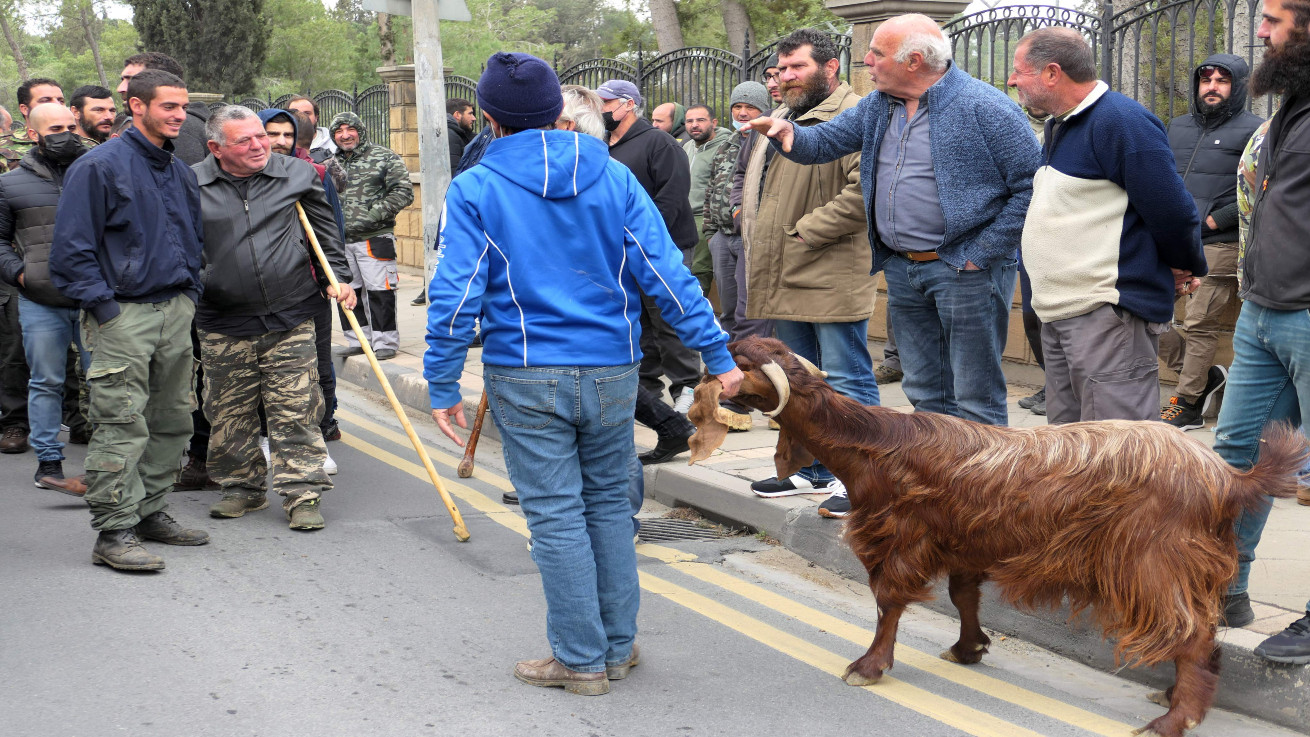 «Να πάψει ο υπουργός Γεωργίας να καλύπτει συγκεκριμένες βιομηχανίες»