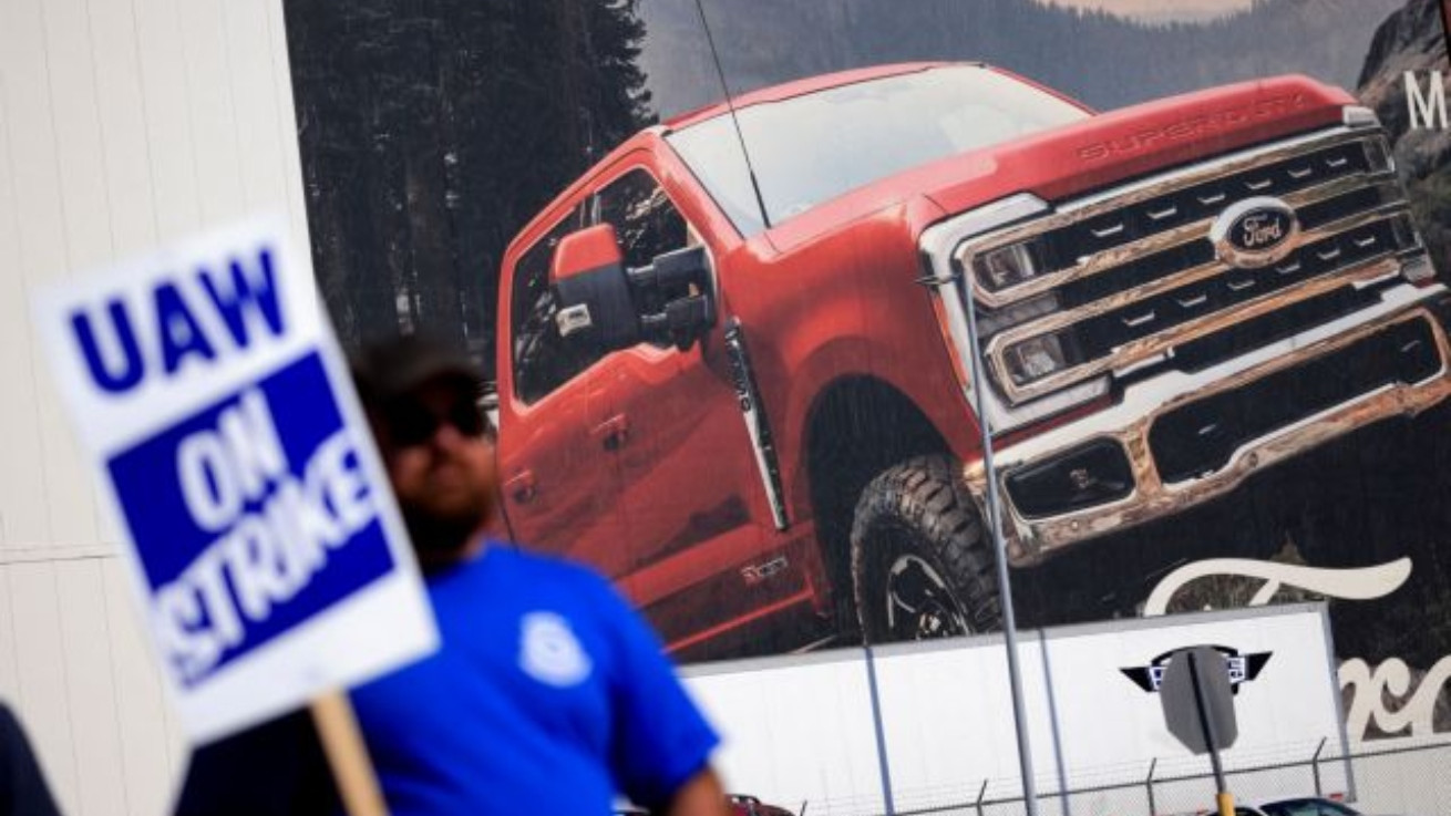 Ιστορική απεργία στη Ford καταλήγει σε συμφωνία για αυξήσεις 25%