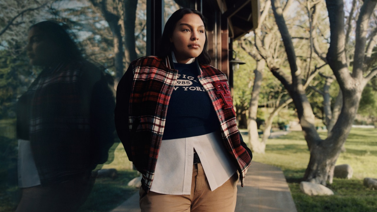 H PALOMA ELSESSER ΣΤΗΝ ΝΕΑ ΚΑΜΠΑΝΙΑ TOMMY HILFIGER FALL 2023