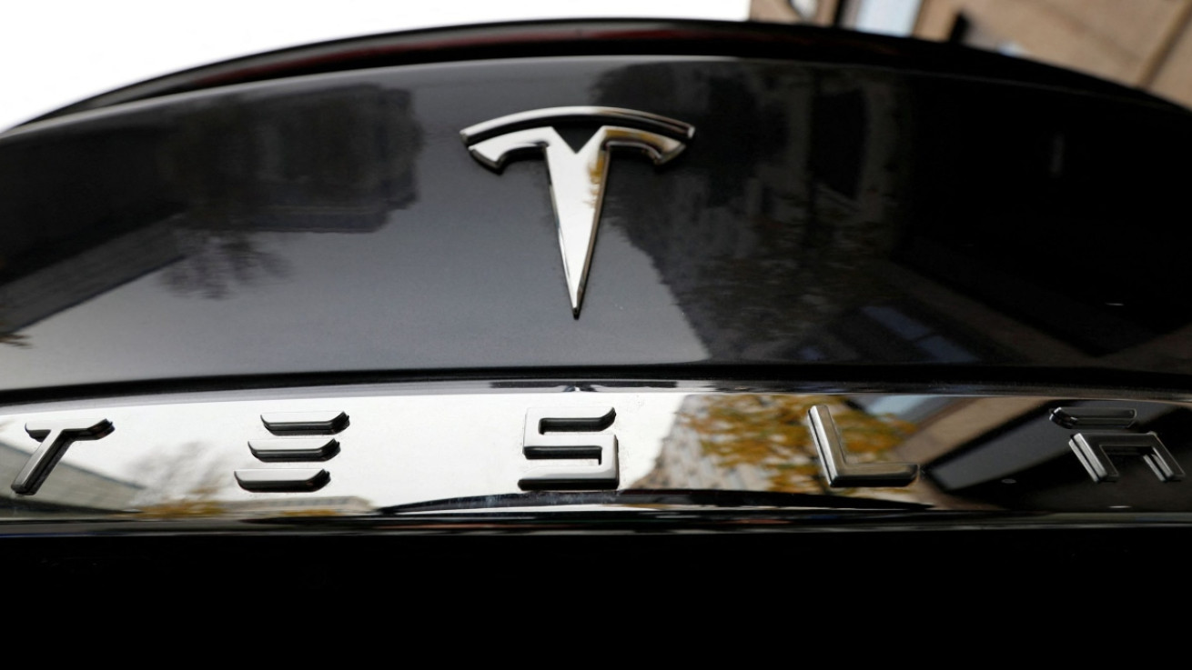 Τα ρομποταξί βούλιαξαν τη μετοχή της Tesla