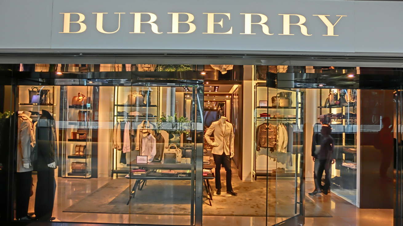 Ετοιμάζεται για εκατοντάδες απολύσεις η Burberry