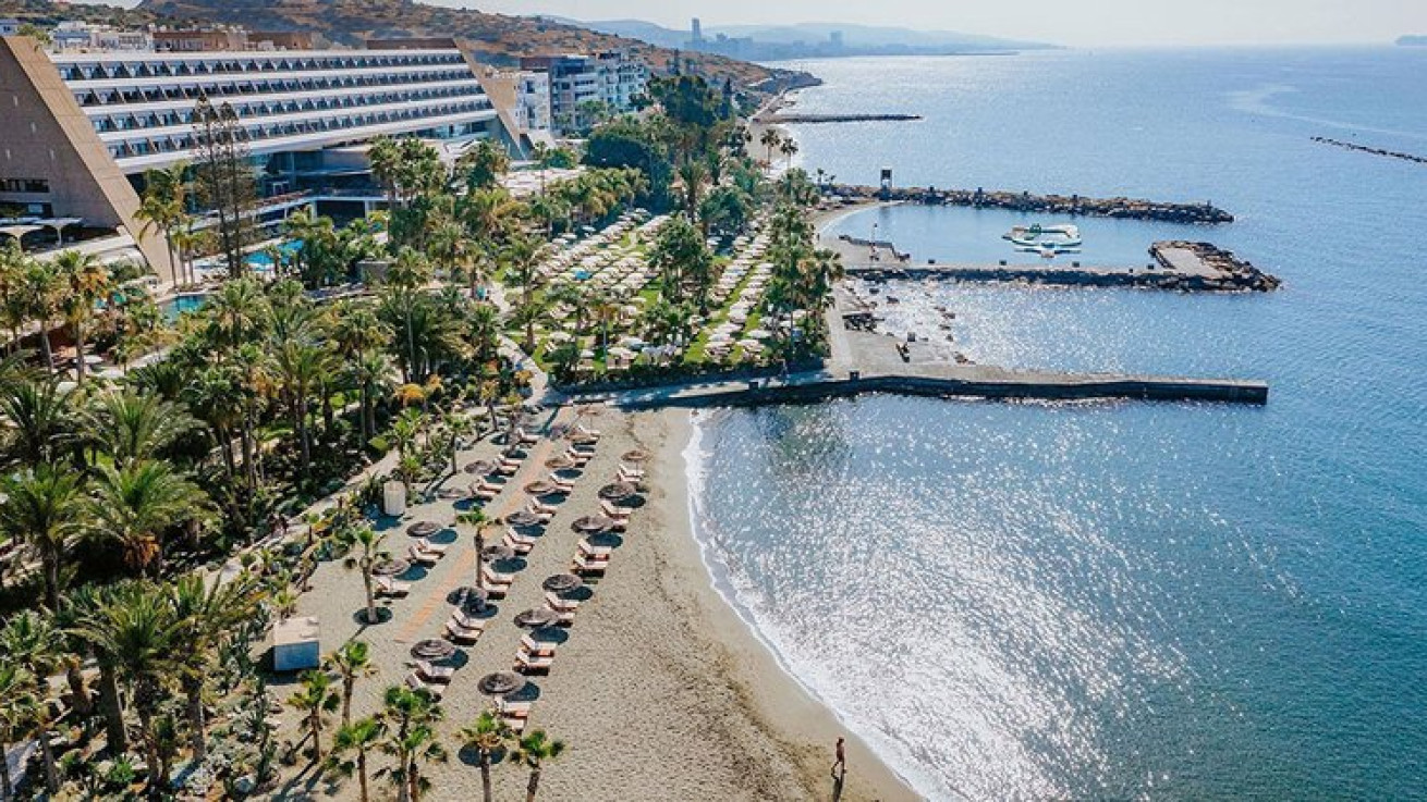 Amathus Beach Hotel: Έκλεισε για ανακαίνιση και επανέρχεται στις 14 Μαρτίου