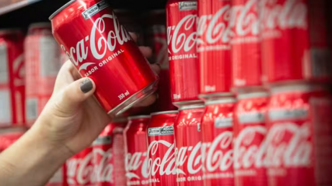 Coca-Cola: Λόγω δασμών Τραμπ μπορεί να στραφούμε στο πλαστικό