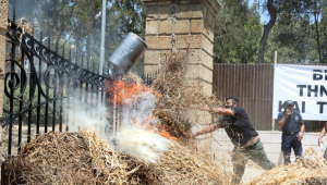 Επεισοδιακή η διαμαρτυρία των αιγοπροβατοτρόφων στο Προεδρικό