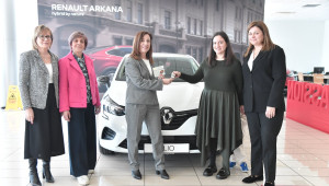 Παραδόθηκε το Renault Clio στη μεγάλη τυχερή της κλήρωσης του Φιλανθρωπικού Σωματείου «Αλκυονίδες»