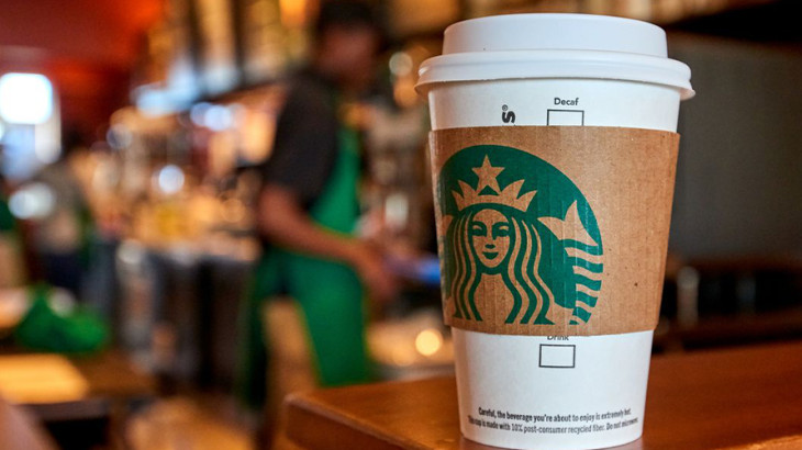 Starbucks: Χωρίς εμβολιασμό ή τεστ οι υπάλληλοι της στις ΗΠΑ