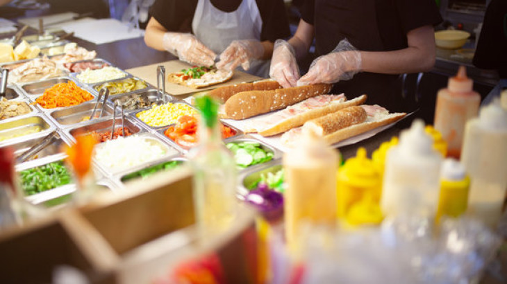 ΗΠΑ - Fast food: Οι εργαζόμενοι υποφέρουν από τον πληθωρισμό, οι κολοσσοί κερδίζουν