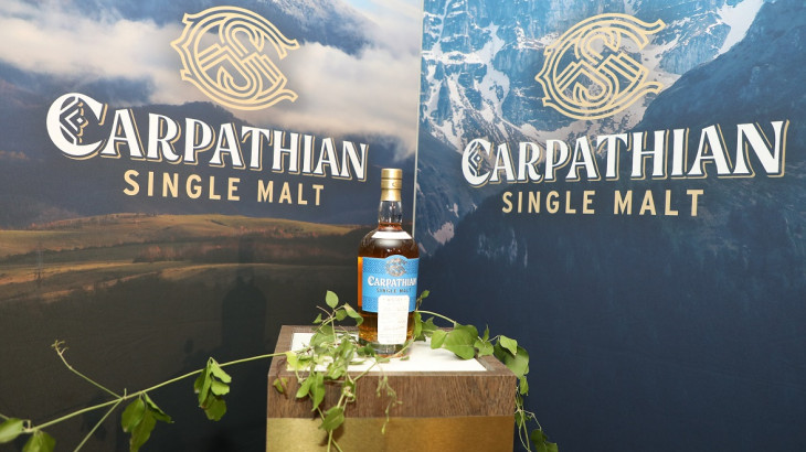 Το Carpathian Single Malt Whisky παρουσιάζει την «Κουμανταρία»