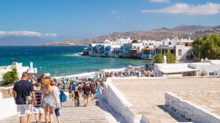 Bloomberg για υπερτουρισμό στην Ελλάδα: «Καταστροφικά πλήθη τουριστών» στα νησιά