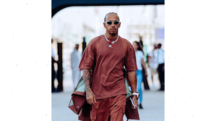 Ο LEWIS HAMILTON ΦΟΡΑΕΙ TOMMY JEANS ΣΤΟ GRAND PRIX ΤΟΥ QATAR