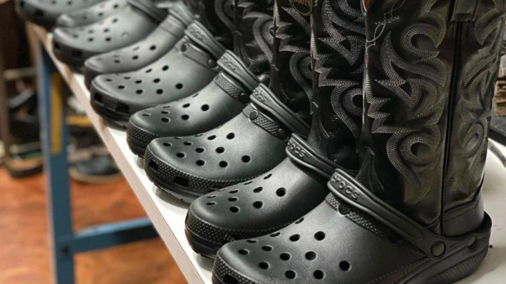 Crocs: Γιατί λανσάρουν τώρα μπότες