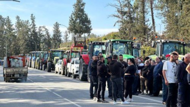 Έξω από το Προεδρικό με τα τρακτέρ οι αγρότες