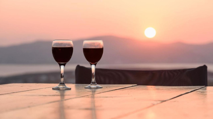 Πώς ένα ποτήρι κόκκινο κρασί μετά την ηλιοθεραπεία μπορεί να σας προσθέσει χρόνια