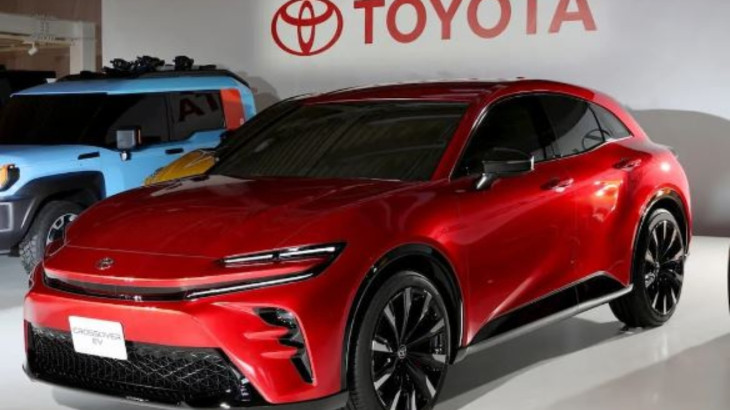 Τα υβριδικά οχήματα οδηγούν την Toyota σε ρεκόρ κερδών