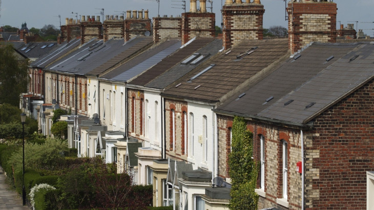 Δεύτερος συνεχόμενος μήνας μείωσης τιμών στις βρετανικές κατοικίες