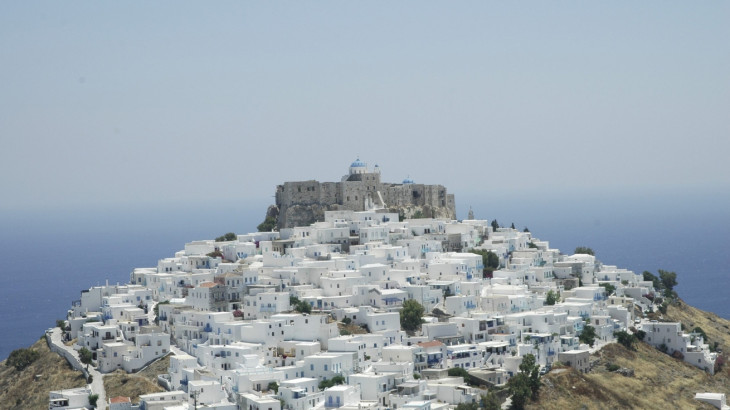 Το ελληνικό «μυστικό» νησί που επιλέγουν οι Βρετανοί
