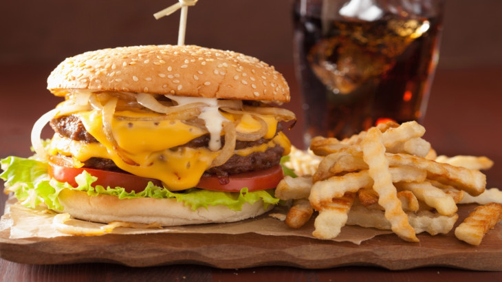 Η μάχη του burger: Το «τυράκι» για να επιστρέψουν οι πελάτες στο fast food
