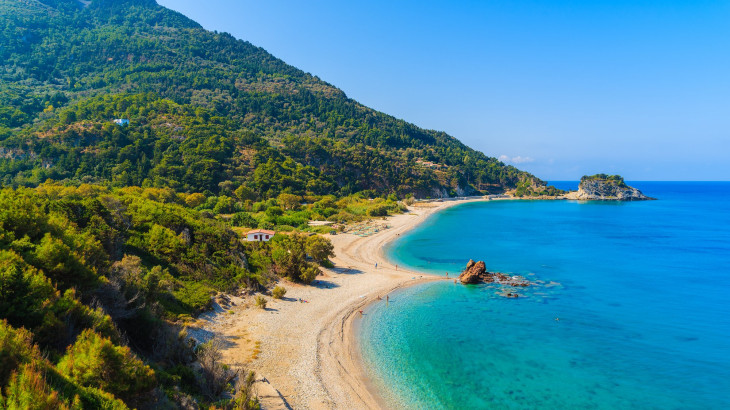 Το ελληνικό νησί που οι Ελβετοί αποθεώνουν ως το πιο αντισυμβατικό, ιδανικό για φυσιολάτρες