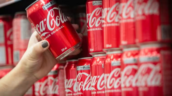 Coca-Cola: Λόγω δασμών Τραμπ μπορεί να στραφούμε στο πλαστικό